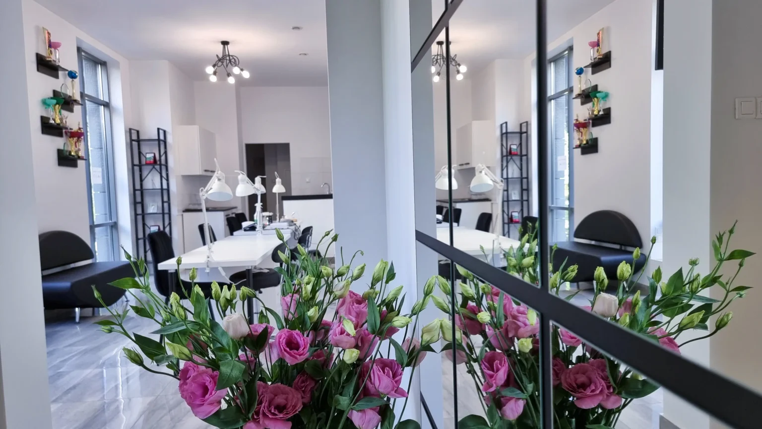 Wnętrze salonu manicure Gram Of Beauty przy ul. Giełdowej 4E na Woli