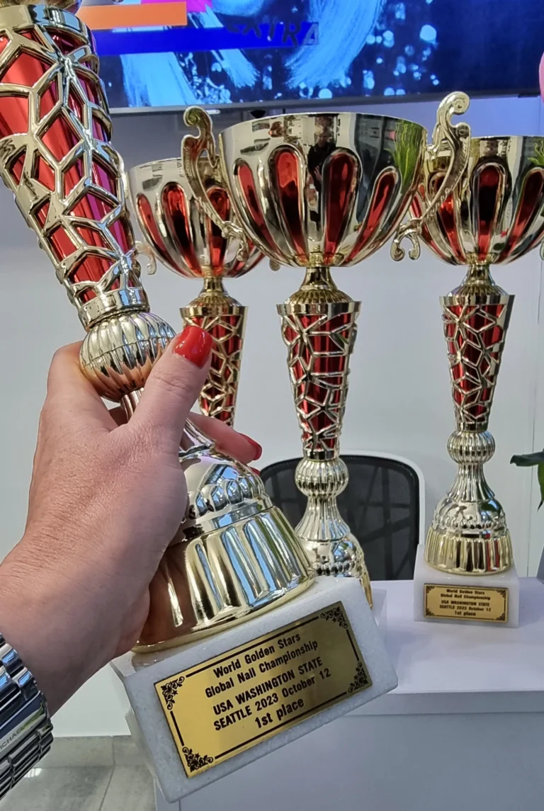 Elena Grama z pucharem World Golden Stars Global Nail Championship 2023 w Waszyngtonie