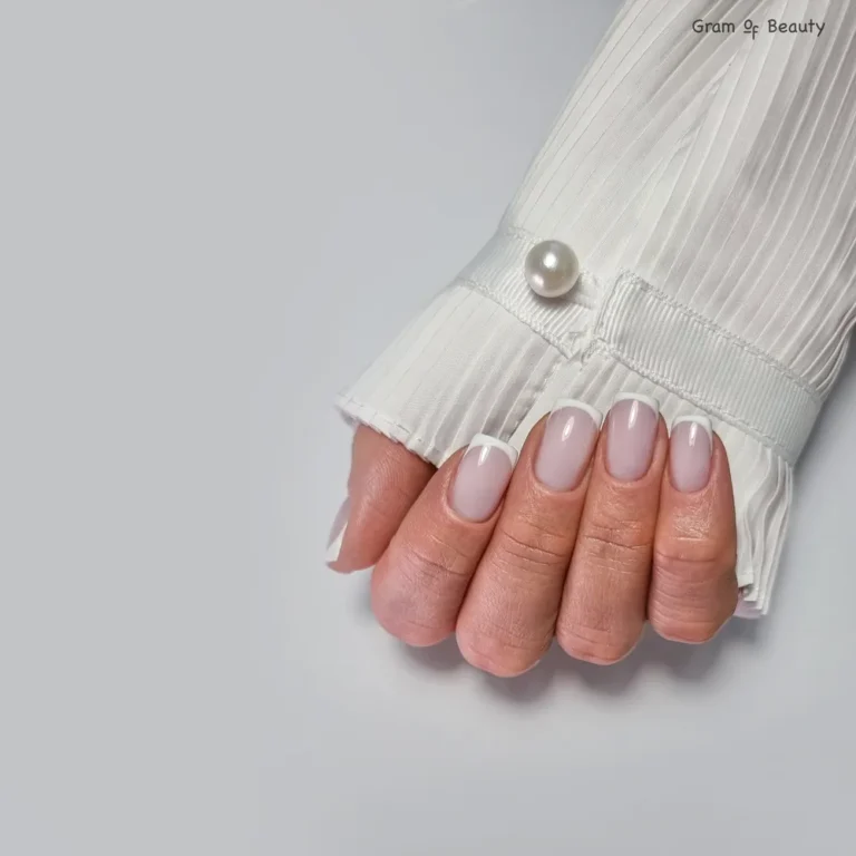 Manicure hybrydowy french wykonany w salonie Gram Of Beauty na Woli