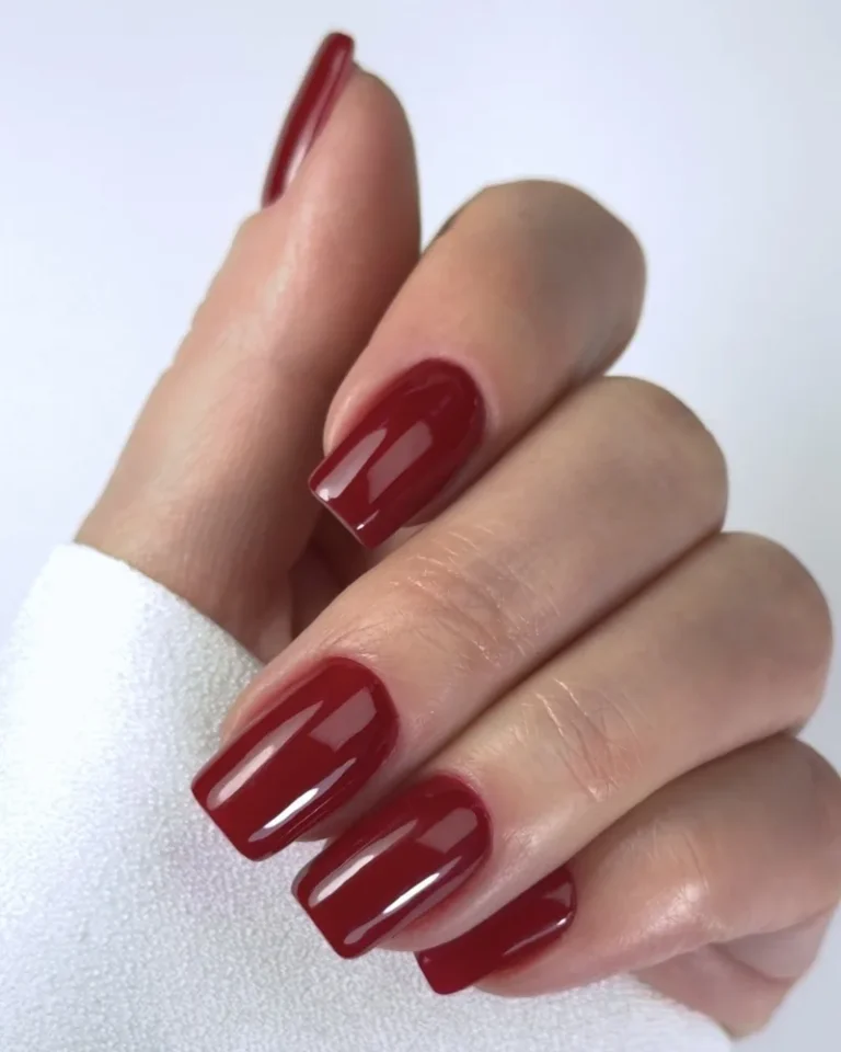 Bordowy manicure hybrydowy - salon Gram Of Beauty w Warszawie