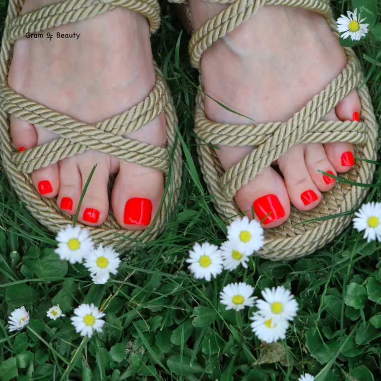 Czerwony pedicure hybrydowy - salon Gram Of Beauty w Warszawie