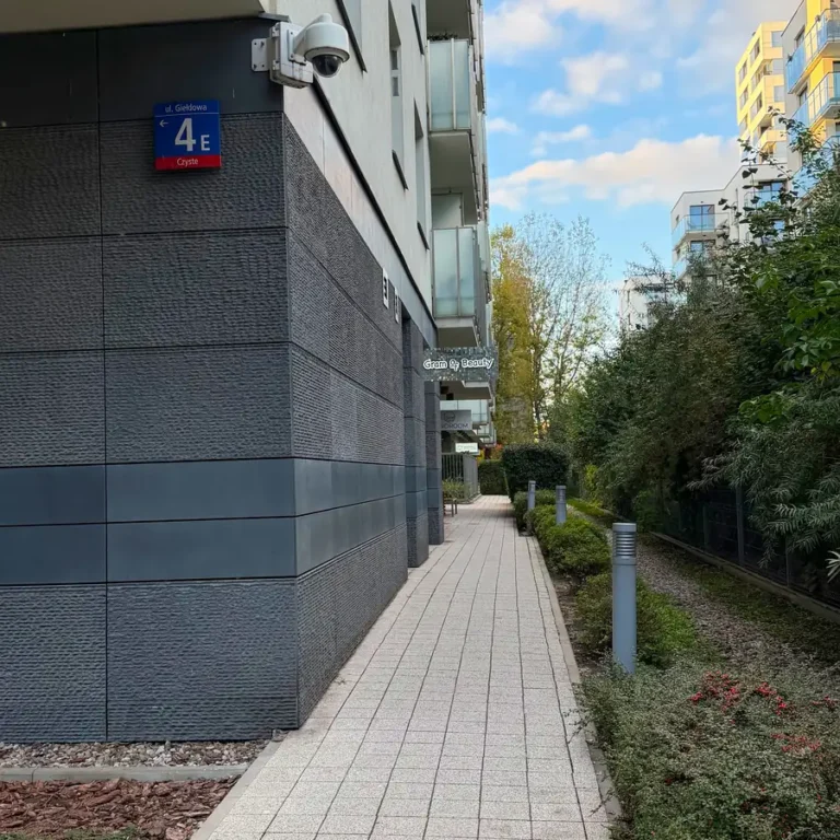 Wejście do salonu Gram Of Beauty z boku budynku przy ul. Giełdowej 4E